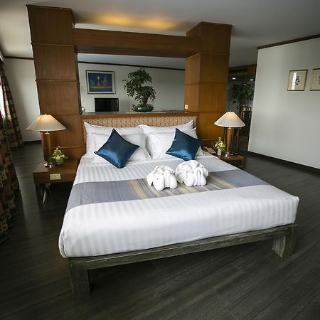 אוטרדיט Friday Hotel מראה חיצוני תמונה