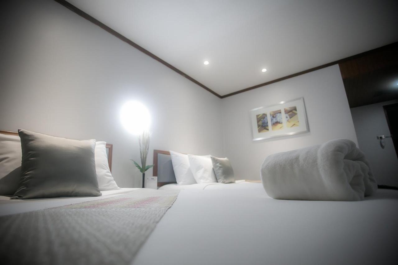 אוטרדיט Friday Hotel מראה חיצוני תמונה