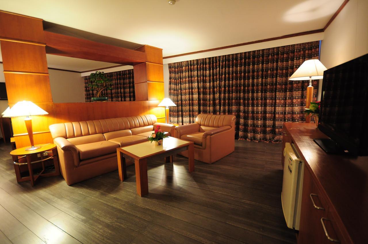 אוטרדיט Friday Hotel מראה חיצוני תמונה