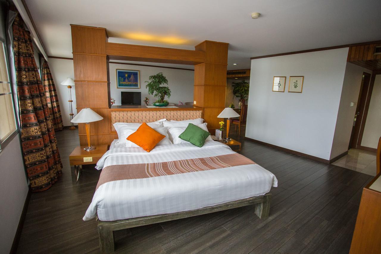 אוטרדיט Friday Hotel מראה חיצוני תמונה